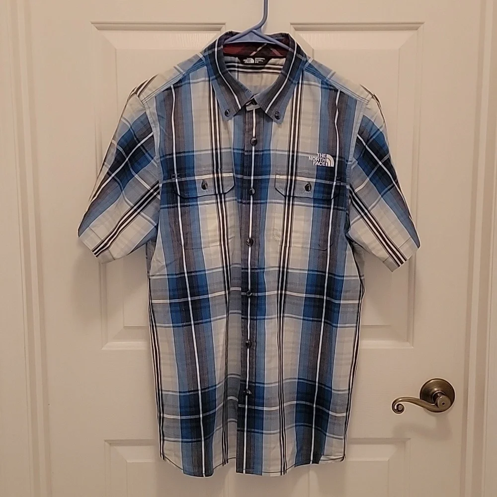 The North Face Short Sleeve Blue & White Button Down Shirt, Size M. NWOT